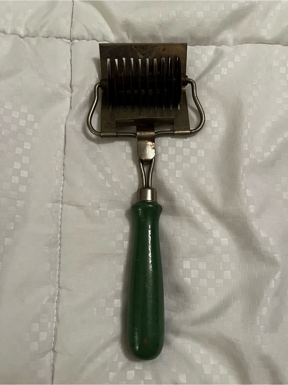 Vintage Pastry  Pasta Metal Crimper Cutter Roller Wheel Green wooden Handle